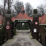 De zuilen naast het toegangspad.
              <br/>
              Richard Keijzer, 2009-01-23